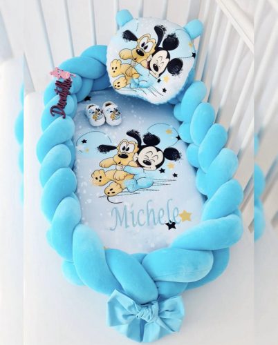 DISNEY Mickey Mouse & Pluto Prémium babafészek szett fonott rácsvédővel, párnával, takaróval - kék