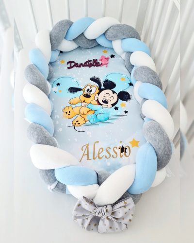 DISNEY Mickey Mouse & Pluto Prémium babafészek szett fonott rácsvédővel, párnával, takaróval