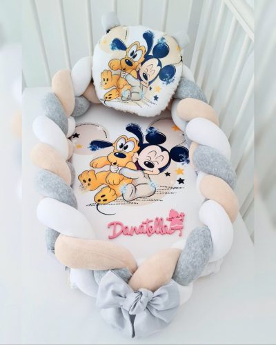 DISNEY Mickey Mouse Prémium babafészek szett fonott rácsvédővel, párnával, takaróval
